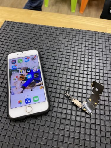 iPhone8　ライトニング修理　日高市　200216
